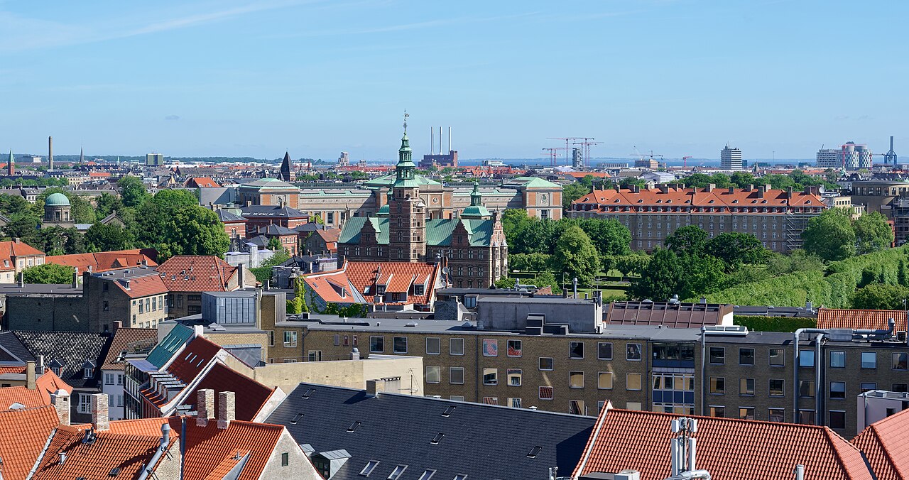 Frühlingshafte Aussicht auf Kopenhagen mit Hafen und Innenstadt