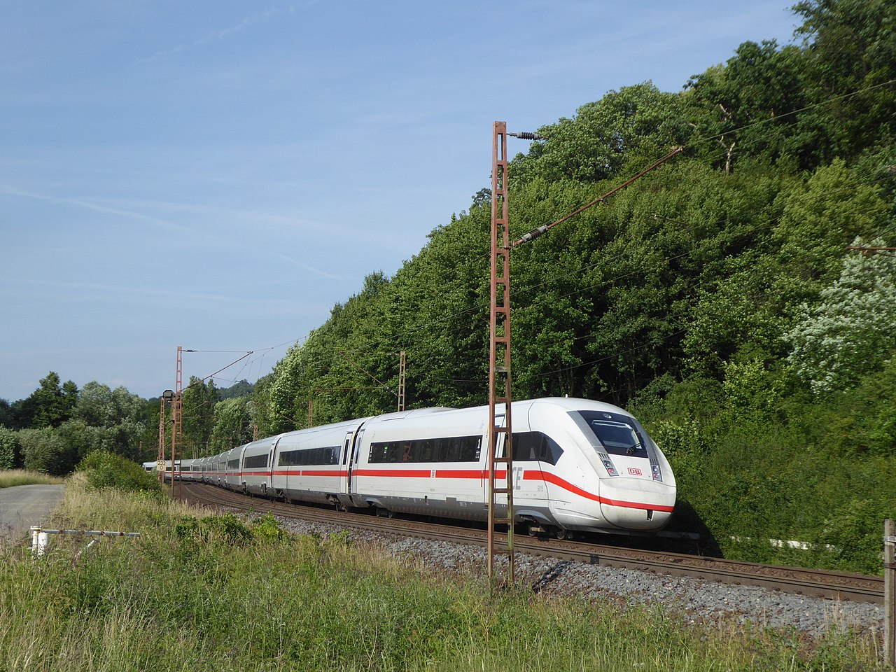 Zugreise im Frühling mit einem ICE durch grüne Landschaft