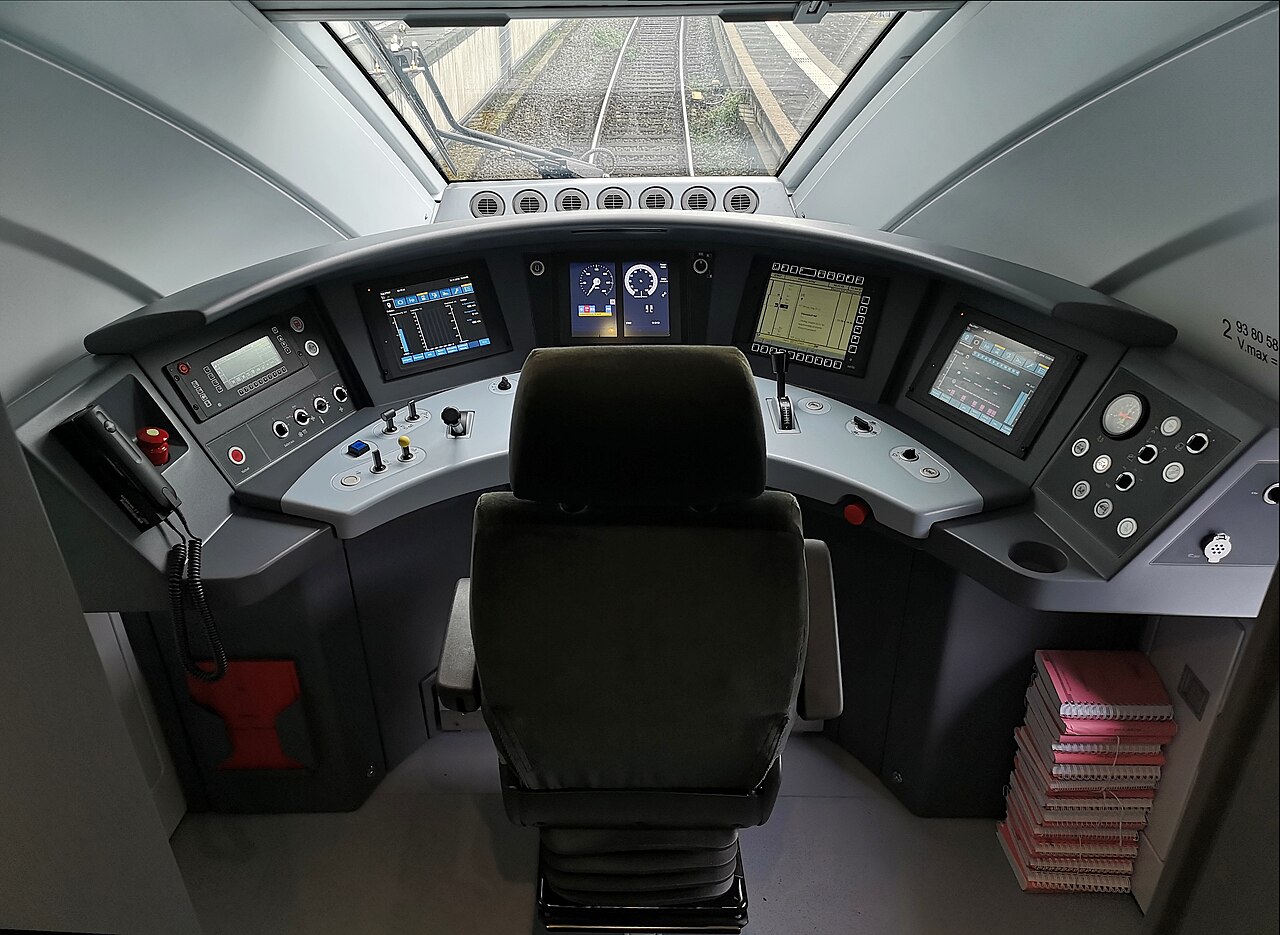 Führerstand des ICE 4