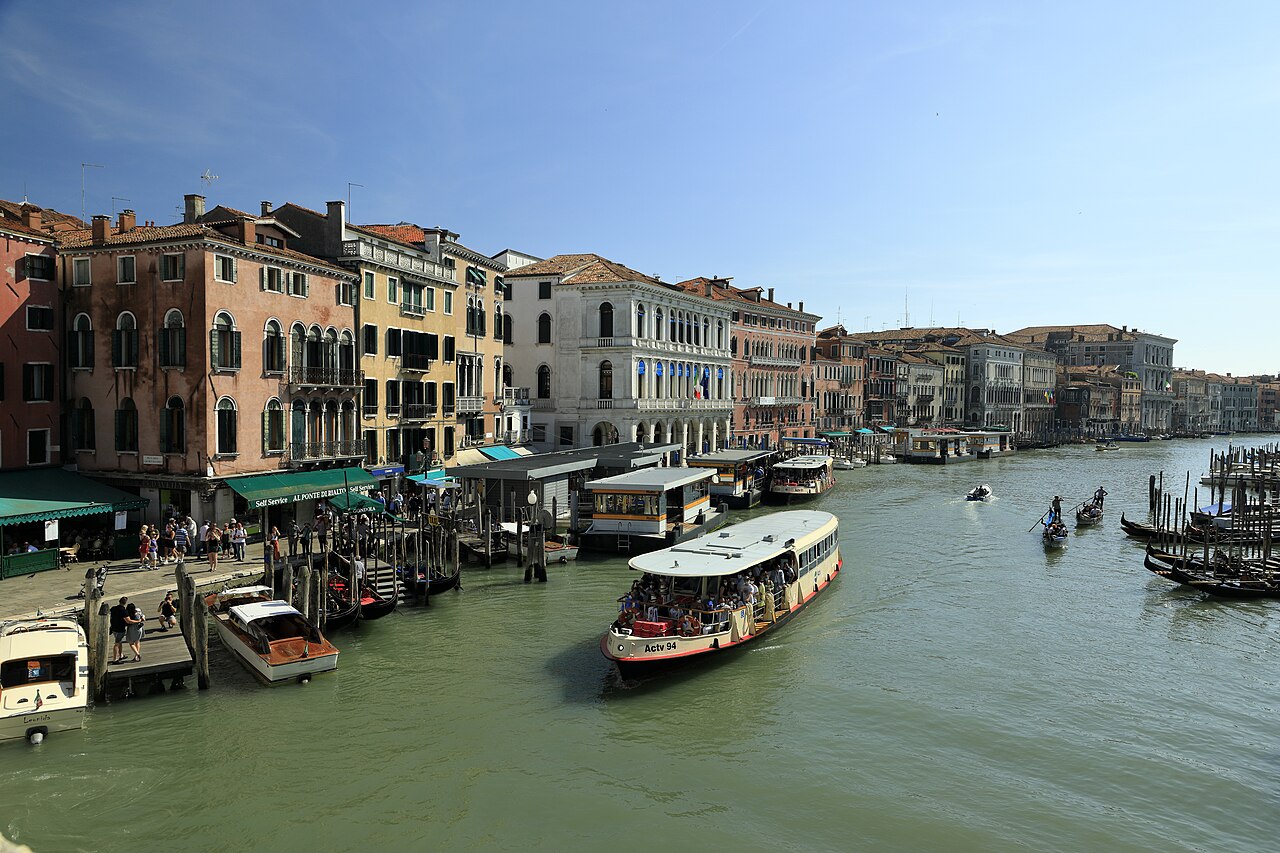 Canal Grande in Venedig im Sommer