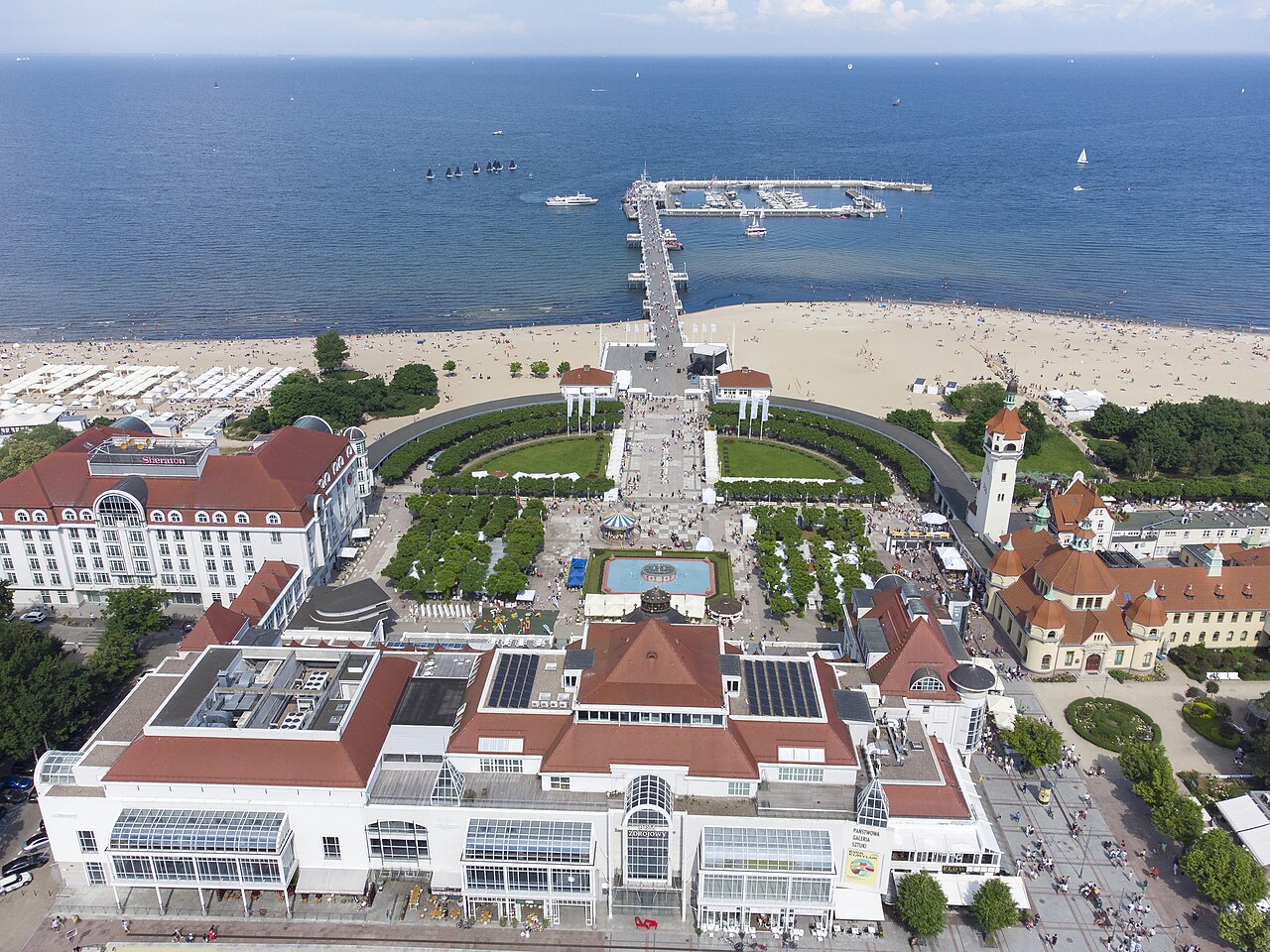 Aerial view of Sopot's Skwer Kuracyjny from south west. Also visble: Sopot pier, Sheraton Hotel, Dom Kuracyjny, Zakład Balneologiczny and lighthouse.