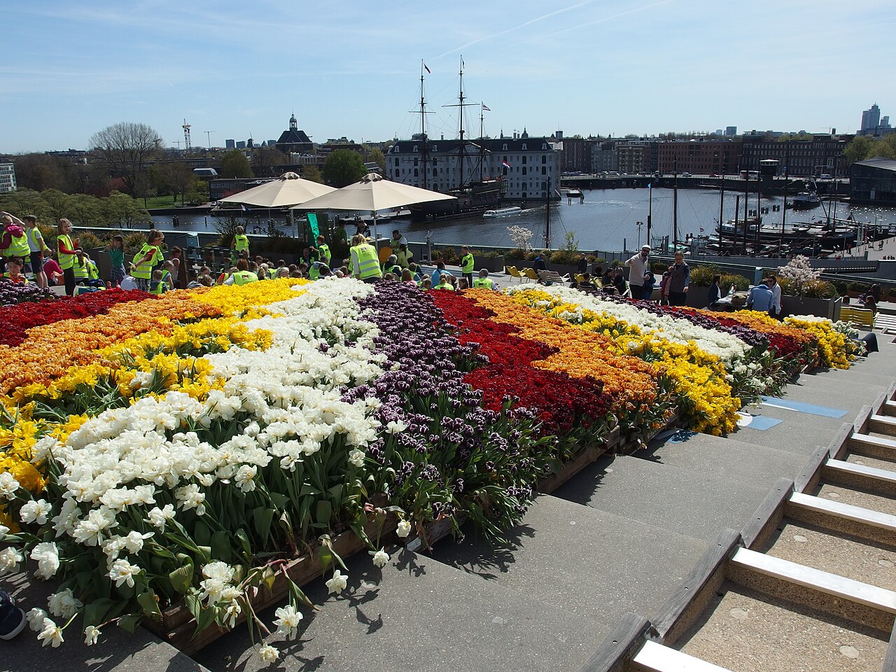 Frühling in Amsterdam mit Grachten und blühenden Bäumen