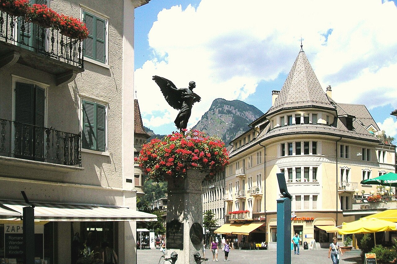 Brig im Wallis mit Blick auf die Berge