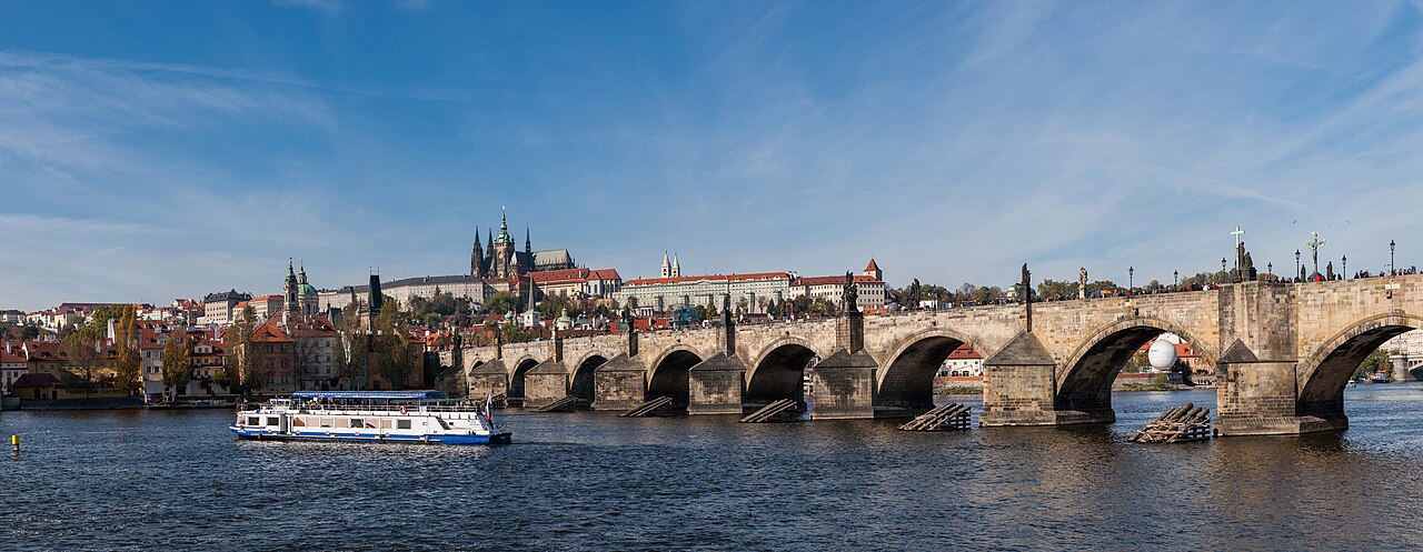 Prager Burg und Karlsbrücke an der Moldau