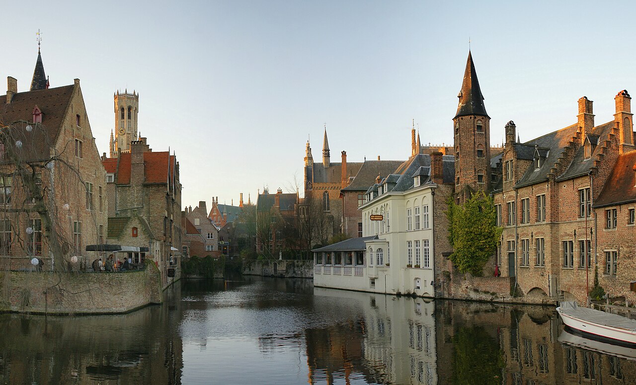 Rozenhoedkaai mit Kanal und Altstadt in Brügge