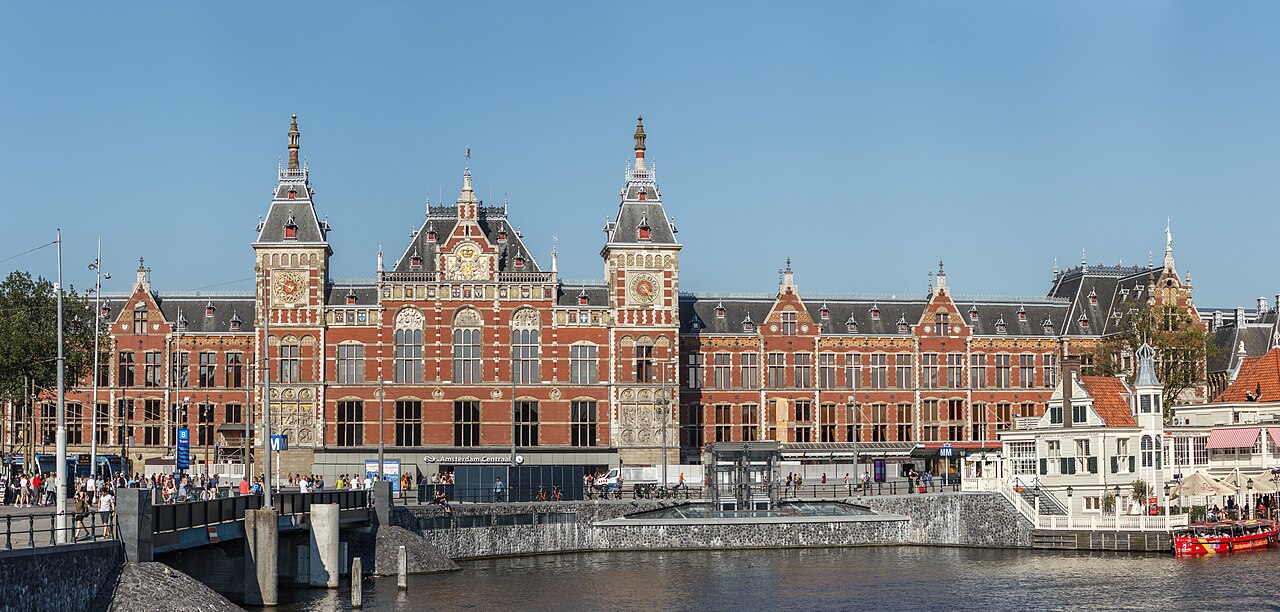 Amsterdam Centraal als Ziel einer Städtereise mit dem Zug