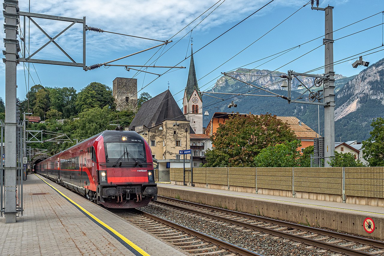 ÖBB Railjet in Tirol auf dem Weg Richtung Alpen und Brenner