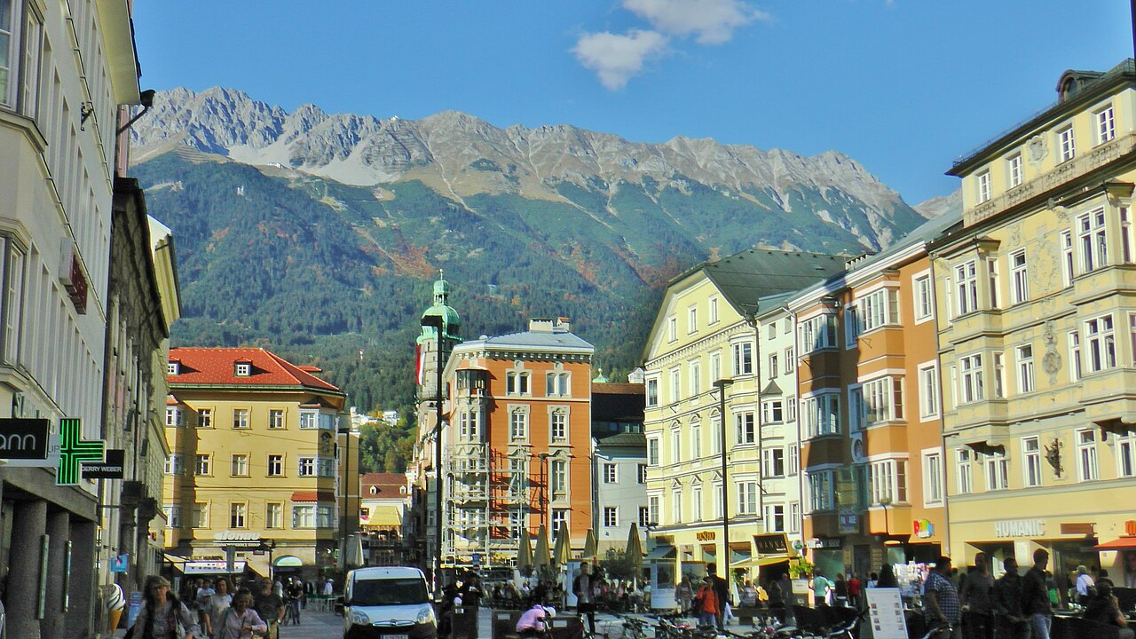 Innsbruck mit Goldenem Dachl und Nordkette als Ziel des ICE 217 Bodensee