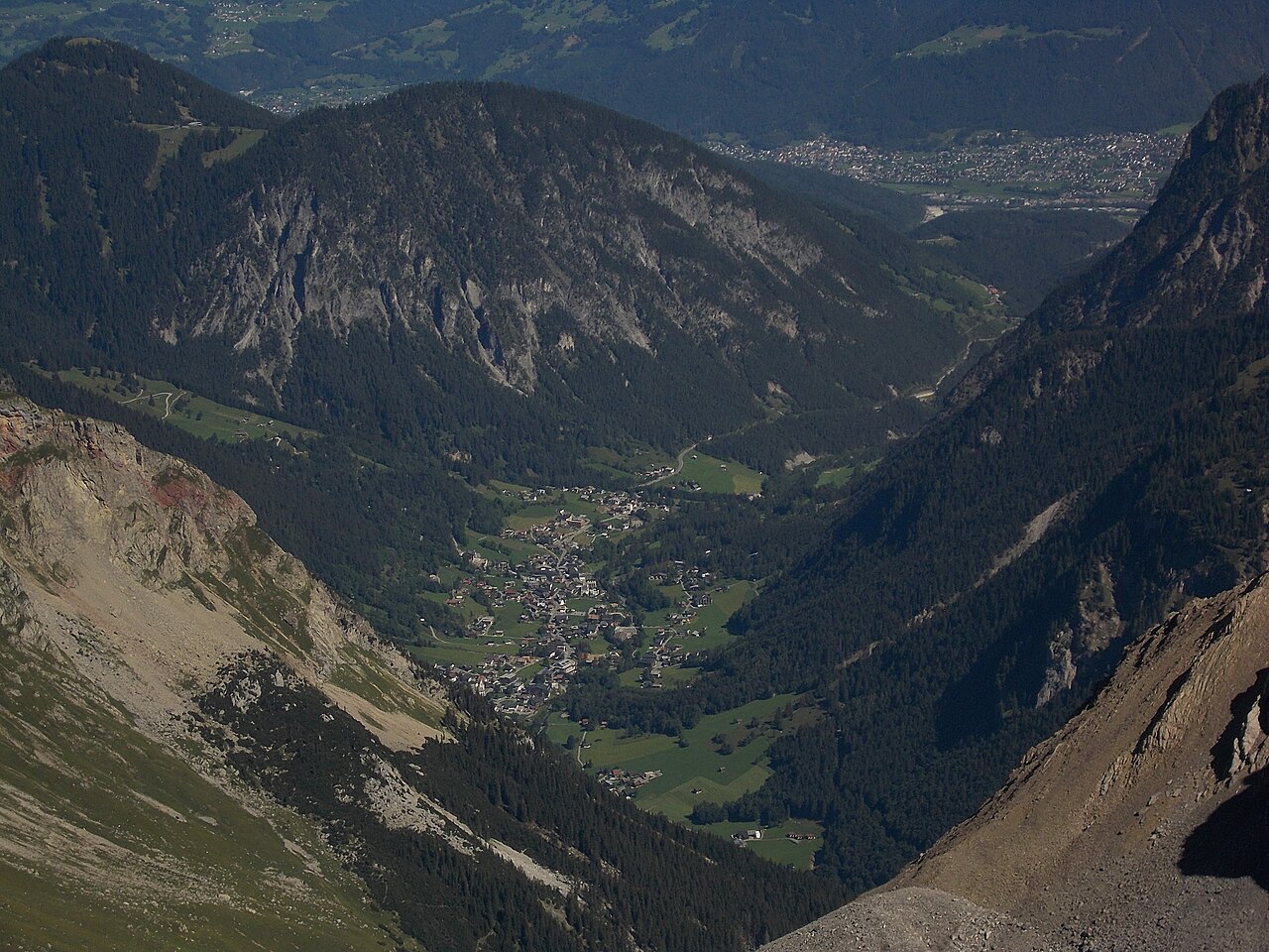 Blick auf Brand, Nüziders und Bludenz in Vorarlberg als Zielregion des ICE 217 Bodensee