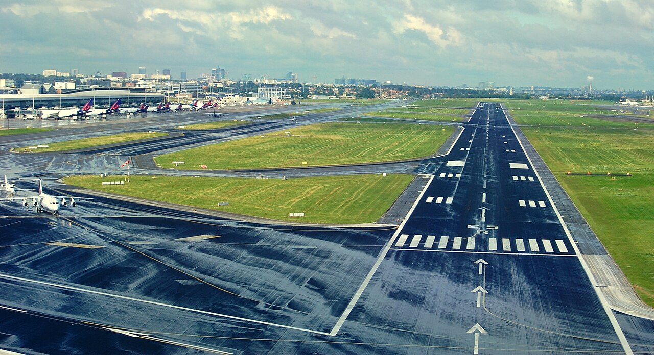Blick auf den Flughafen Brüssel und die Start- und Landebahn