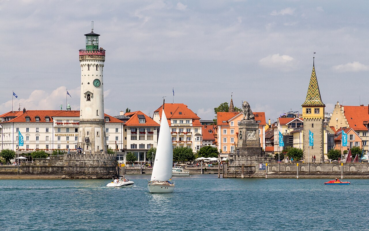 Hafeneinfahrt Lindau am Bodensee als Ziel des ICE 217 Bodensee