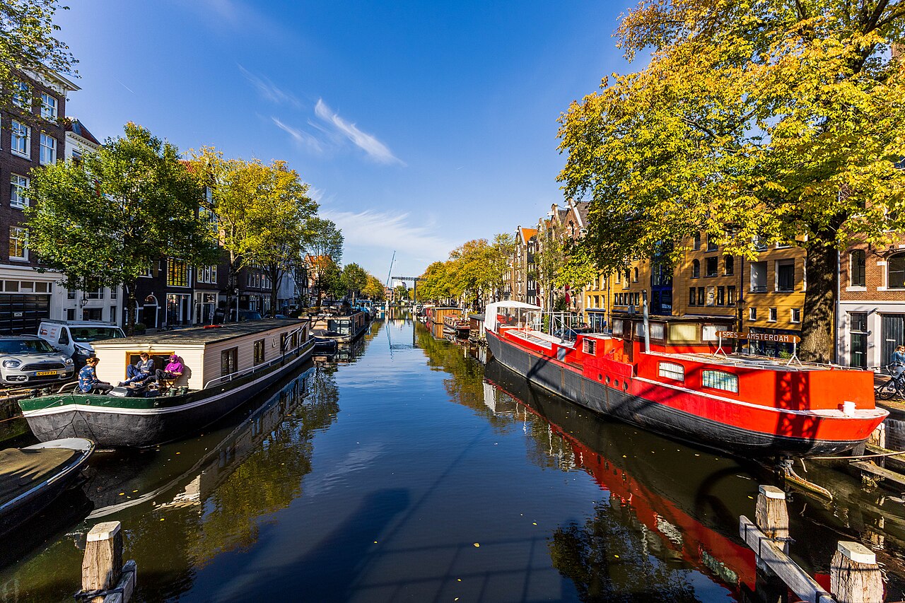 Herbstliche Gracht in Amsterdam mit bunten Bäumen