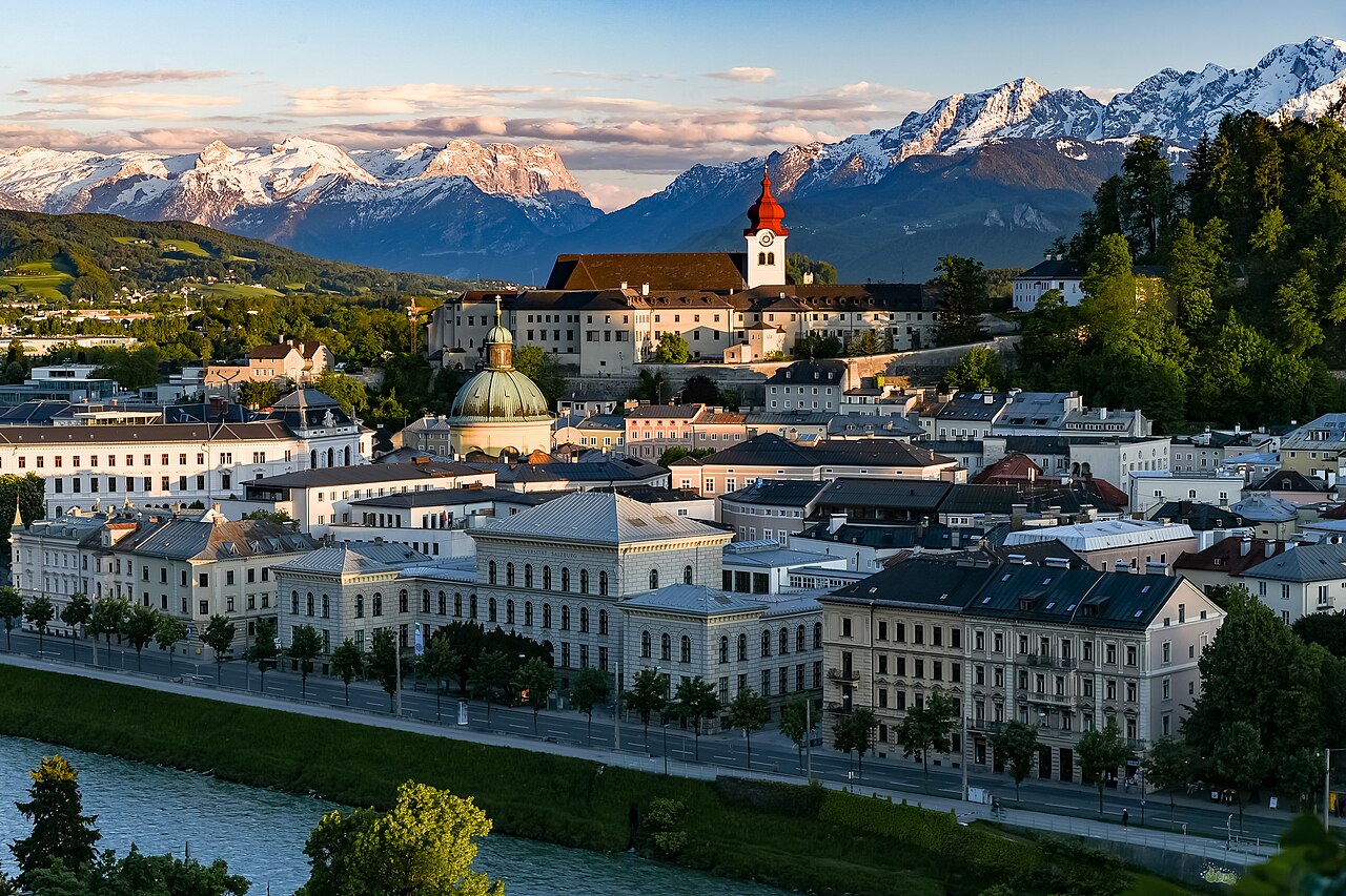 Blick auf Salzburg mit Altstadt und Alpen