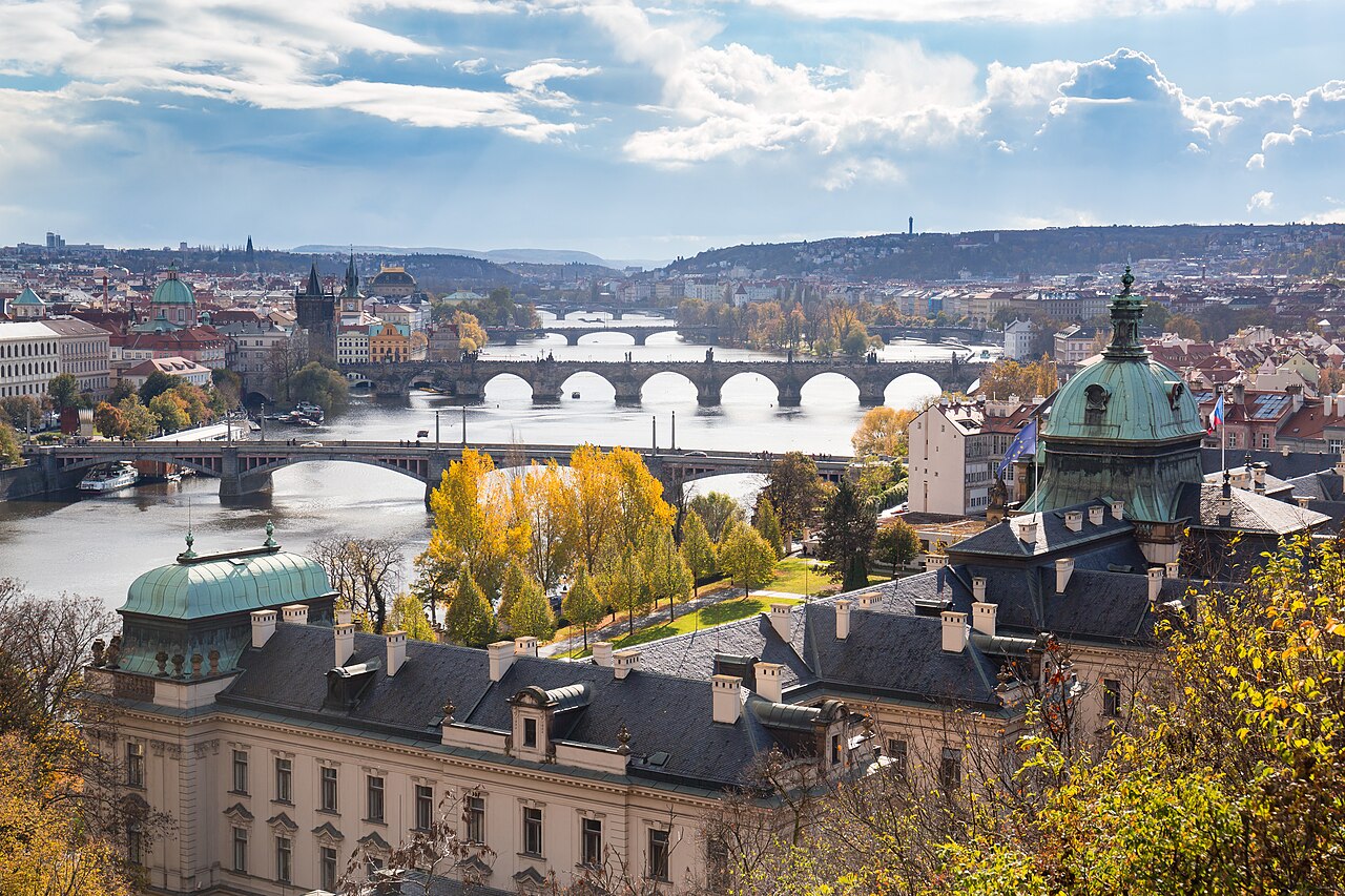 Panoramablick auf die Moldau und das Prager Stadtzentrum im Herbst