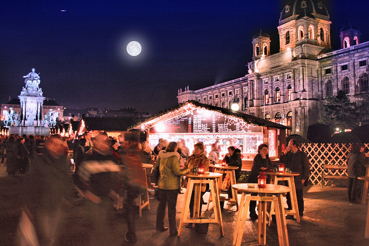 Weihnachtsmarkt in Wien mit festlicher Beleuchtung