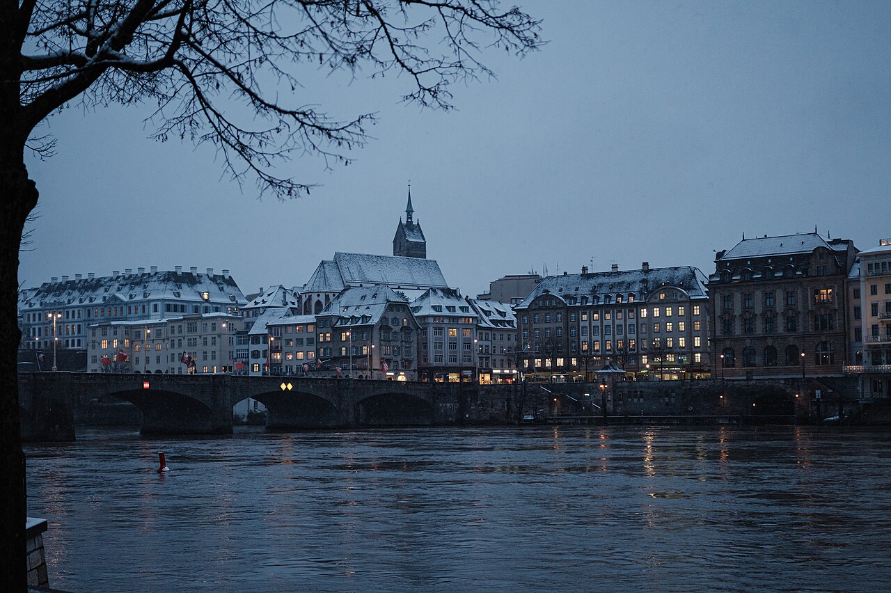 Basel im Winter mit Rhein und Münsterhügel