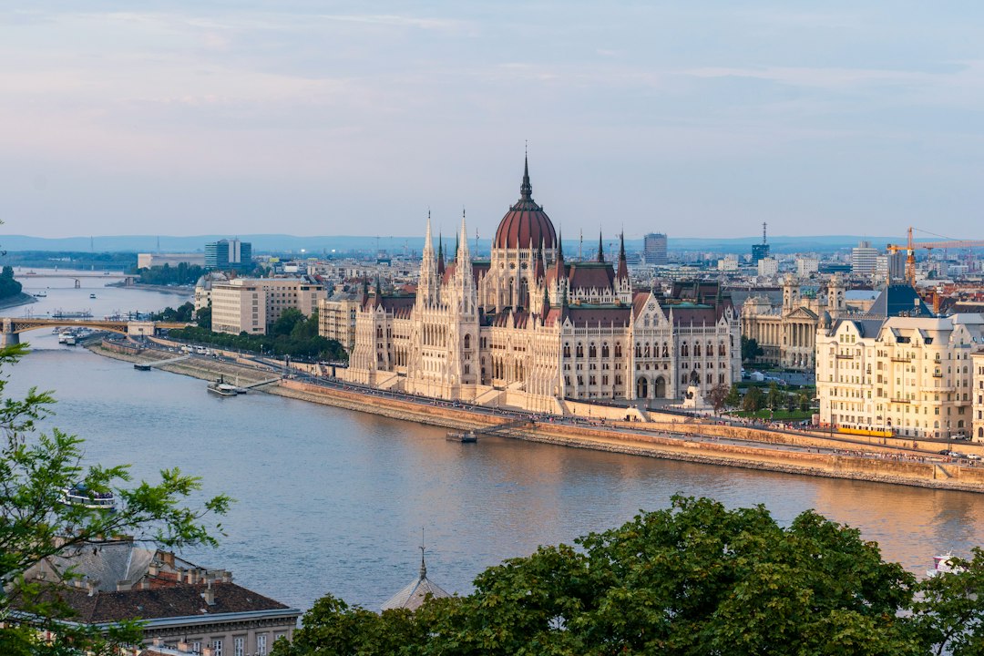 Ungarisches Parlament am Donauufer in Budapest