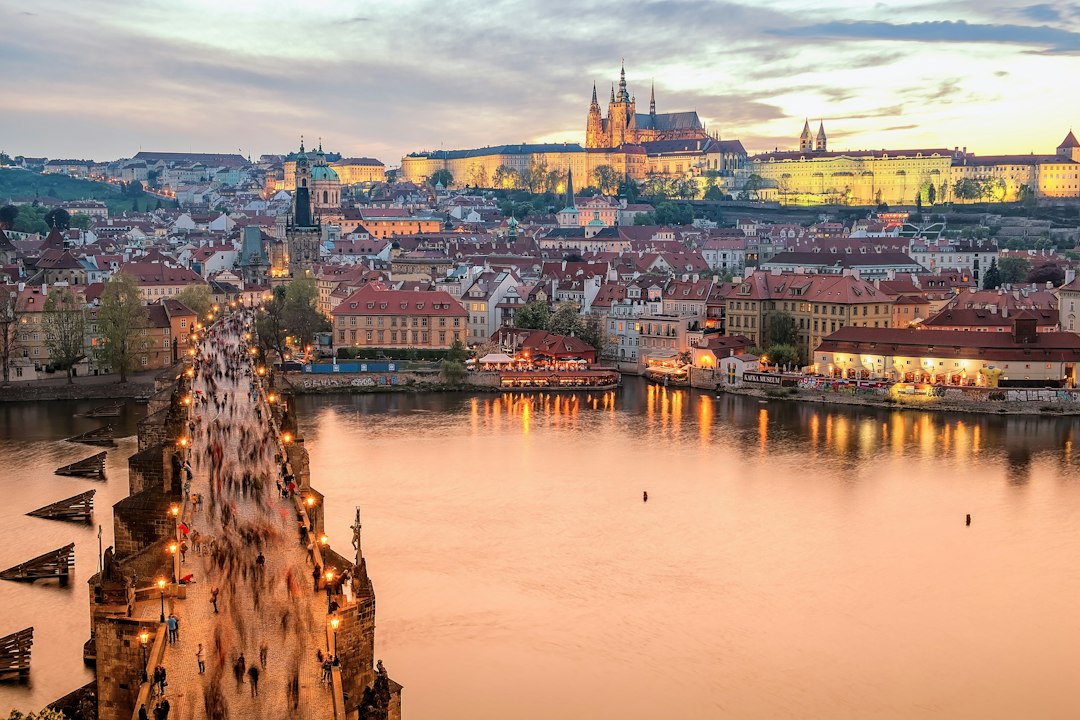 Karlsbrücke in Prag bei goldenem Licht