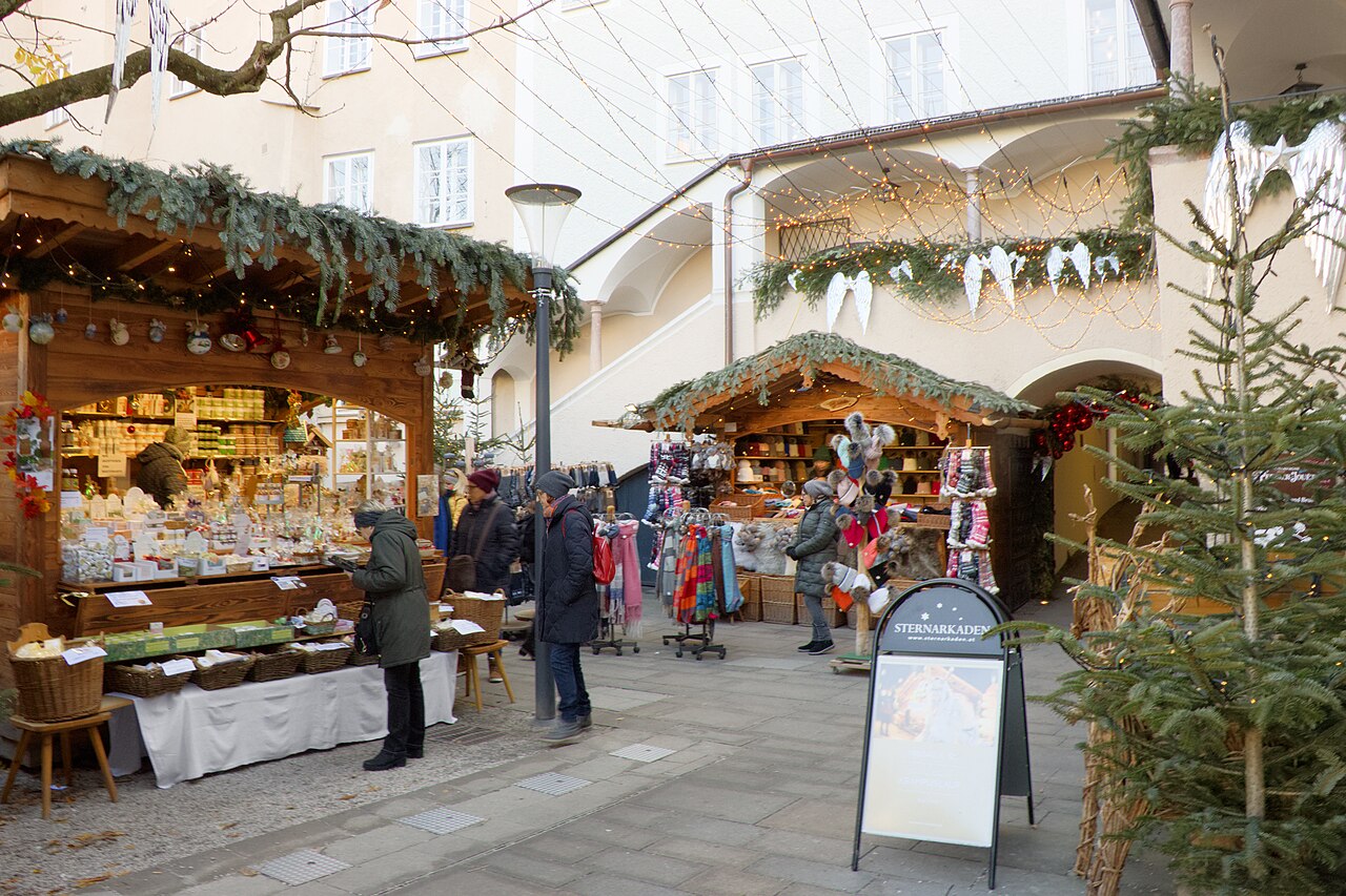 Weihnachtlich geschmückte Salzburger Altstadt