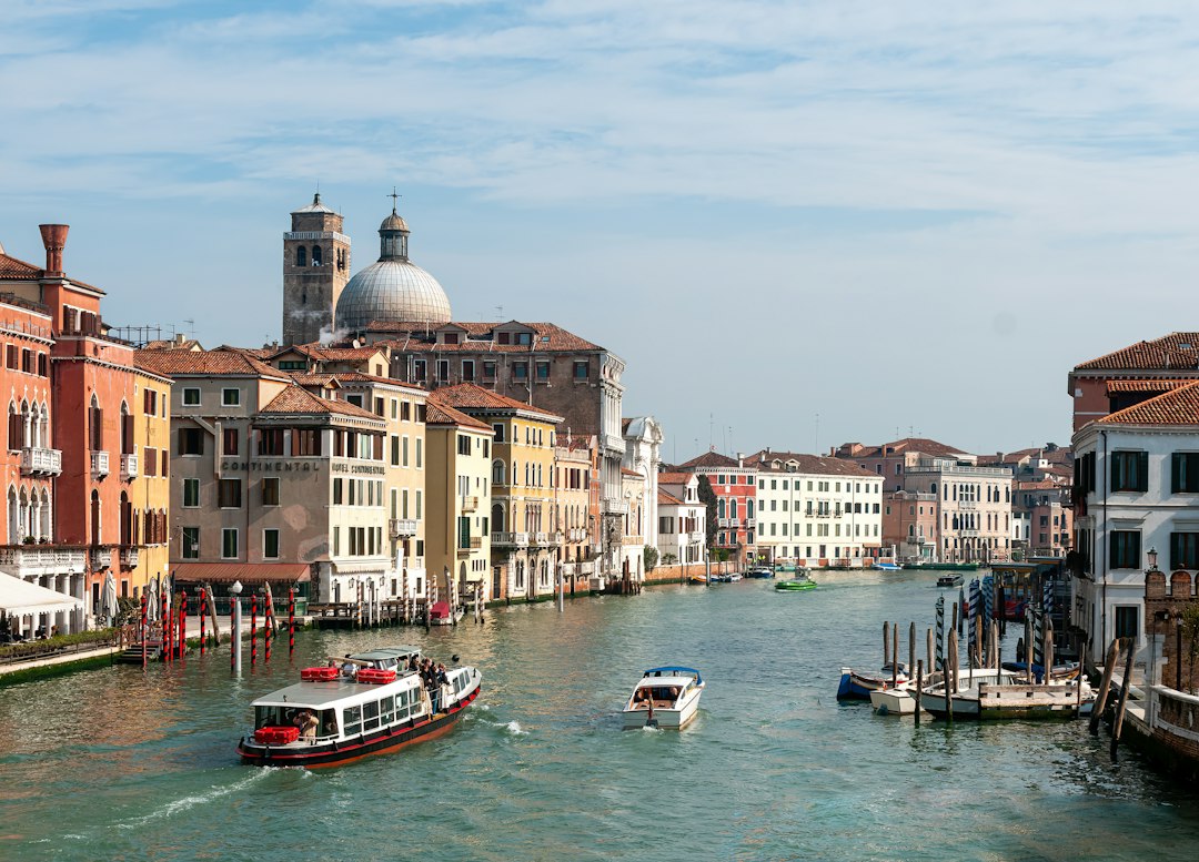 Kanal und Häuser im venezianischen Stadtteil Cannaregio