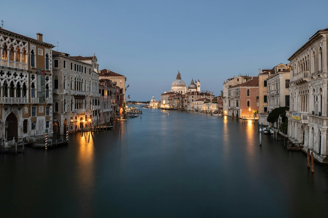 Blick von der Accademia auf den Canal Grande und Santa Maria della Salute