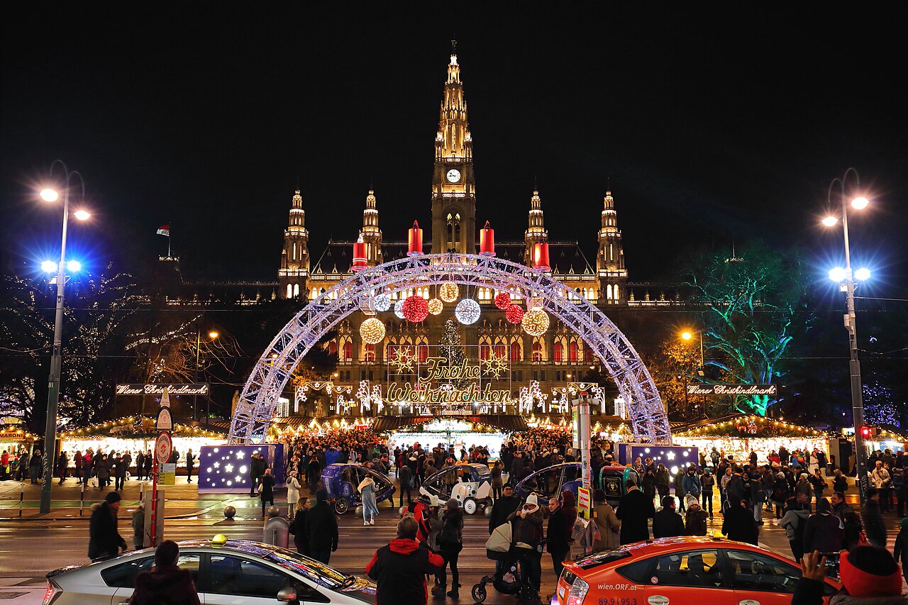 Christkindlmarkt am Rathausplatz in Wien