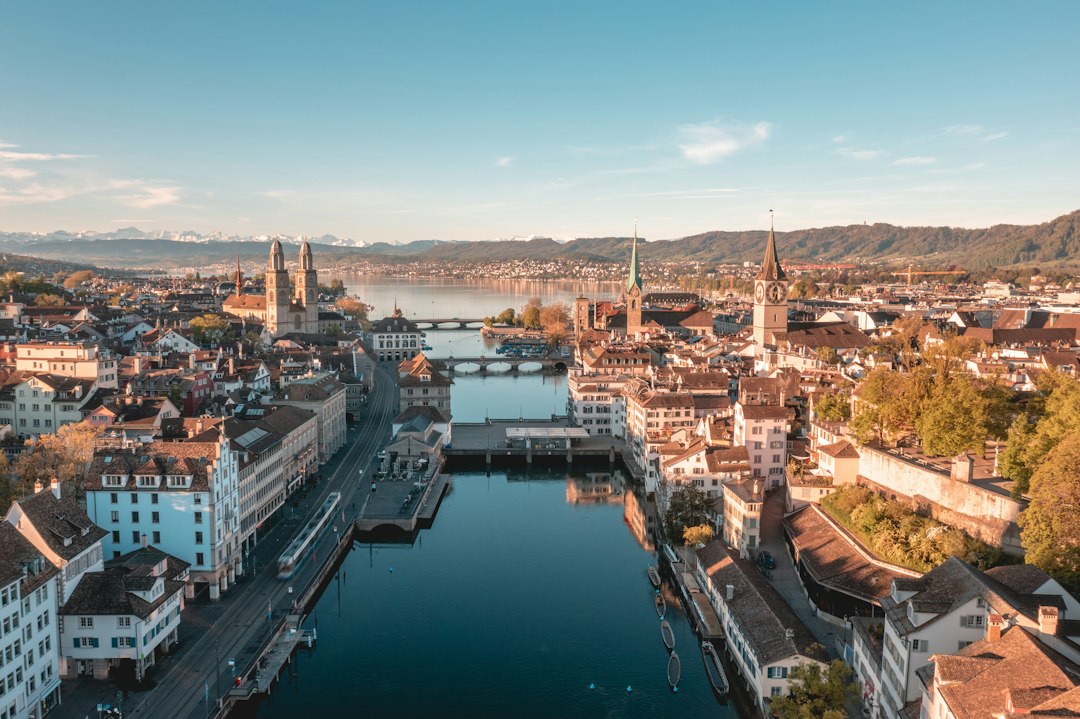 Zürich mit Altstadt, Zürichsee und Alpen